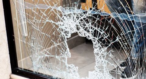 Разбилось стекло в доме