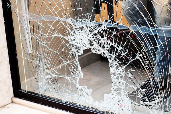 Разбилось стекло в доме